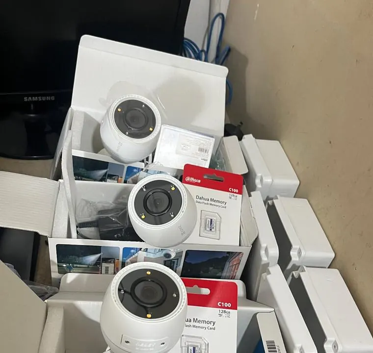 Cámaras Dahua con sus tarjetas de memoria, listas para instalar en Balvanera