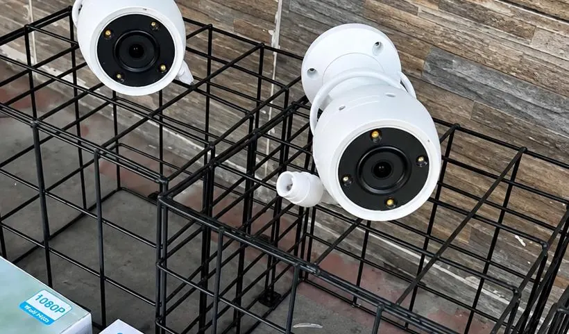 Dos cámaras EZVIZ full color exteriores instaladas con jaula antivandálica en Lomas de Zamora