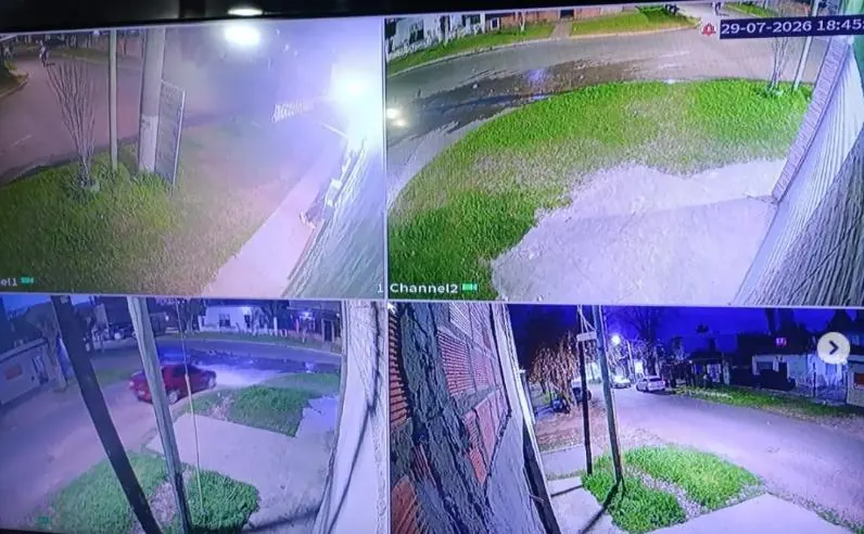 Monitor de 32 pulgadas mostrando cuatro cámaras en vivo de una instalación de Arcan Seguridad