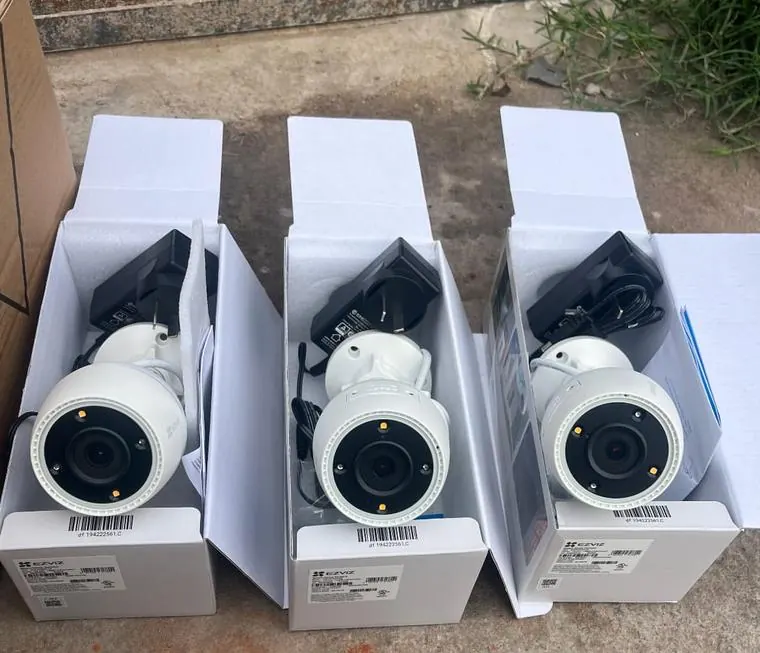 Tres cámaras EZVIZ preparadas para una instalación en Gregorio de Laferrere